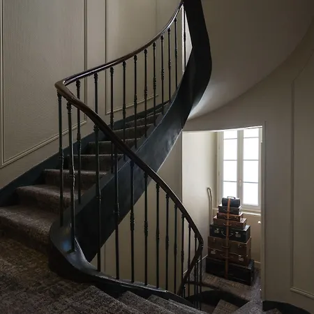 Voltaire Opera Centre 3*