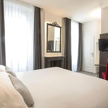 Voltaire Opera Hotel 3*