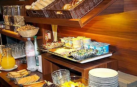 Voltaire Opera Centre 3*