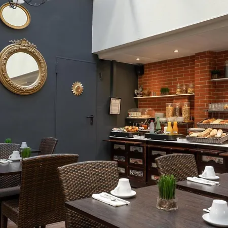 Voltaire Opera Centre Hotel 3*